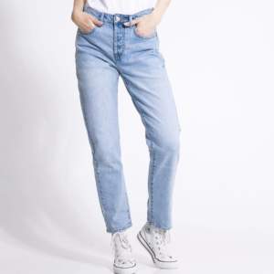 Ljusblå midrise jeans från lager 157. Använda ett par fåtal gånger, är som nya. Är i storlek S. 