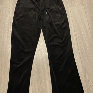 🖤Velour byxor🖤 - Svarta velour byxor, för korta för mig.