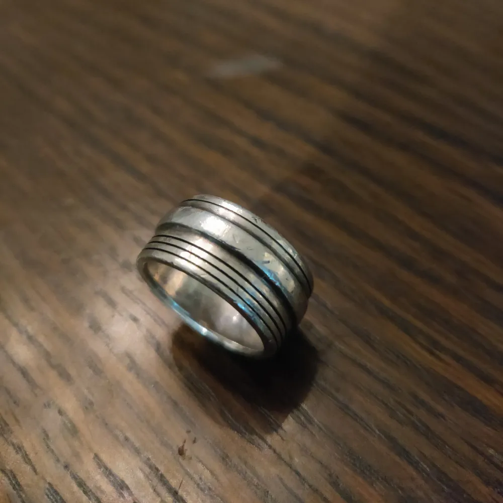 Silver ring of 18mm diameter or size 8 :). Accessoarer.