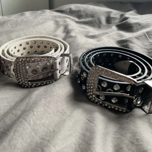 rhinestone bälten - ❗️en för 50kr, två för 80kr❗️vit och svart rhinestone bälten köpta här på plick. nyskick! liknar bb simon bälten. bredd: 3,5 cm, längd: 110 cm.