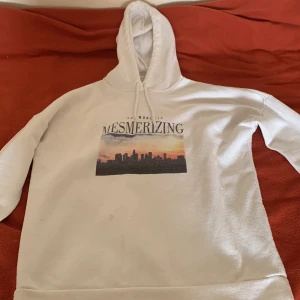 Hoodie  - Vit hoodie med en bild på. Helt ny. För tjejer 