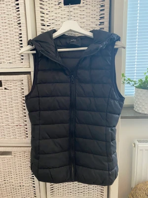 Väst från Only  - Väldigt fint skick, inga hål osv. Köpt för 450 men säljer för 200, pris kan diskuteras.