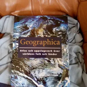 Helt oanvänd Atlas uppslagsverk Geographica nyutgåva .sidor 1-611 .Inget slitage finnes .hämtas i Skene alt skickas .