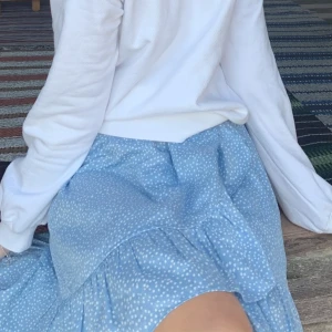 Kjol från &otherstories - Jättefin omlottknyta från &otherstories. Storlek s