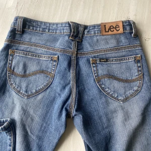 Lee jeans - Sååå fina lågmidjade Lee jeans köpta secondhand!!  Jeansen passar som en s/xs och längden är perfekt till någon runt 160-165💖💖 BUDA!