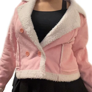 Rosa jacka  - En gullig mjuk  jacka som jag hittade på secondhand men använder inte den. Det står Xl men det är S på jackan💕