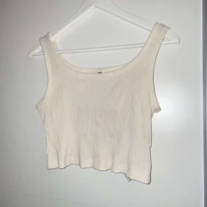 Linne - Hej, säljer nu mitt linne då jag inte använder de. Har aldrig använt de, fortfarande ny skick. Köpt från Mall of Scandinavia. 