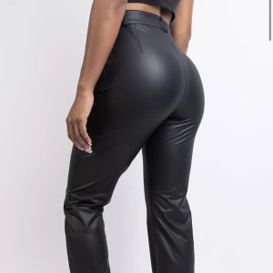 Skinnbyxor - Säljer mina skinnbyxor från madlady dem sitter som en smäck och är väldigt sköna inuti. Dem är även långa (längd tall) jag är 173 och dem sitter jätte bra i längden. Nypris 649kr. Jätte bra skick knappt använda.💖 vid frågor är det bara att höra av sig.❤️