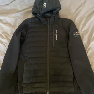 Sail Racing vår jacka - Skick 8/10. Sail racing jacka som blivit för liten. Perfekt som vår/höstjacka