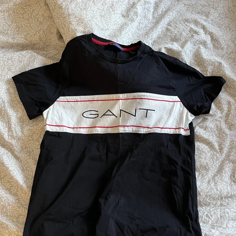 Gant T-shirt som aldrig är använd, storlek xs. T-shirts.