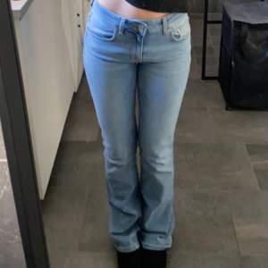 Säljer mina populära låga bootcut jeans från lager 157 pga att dom inte passar. Hann tyvärr klippa av lapparna då jag trodde jag köpt rätt storlek men när jag testade hemma så var dem för långa och stora. Så dem är i nyskick. Köpare står för frakt!💕