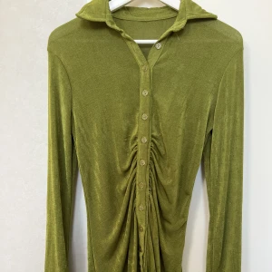 Klänning  - Klänning knappt använd säljes 