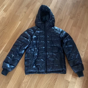 Vår jacka  - En jacka från peak performance i storlek S, super skön men har ett hål på magen även ett hål på armen på samma sätt som är på magen 