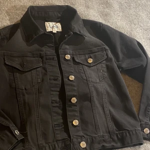 Svart jacka - Säljer min svarta jeansjacka i strl 146, Från kapphal  (Den har båda knapparna kvar fast de ser man inte på bilden).