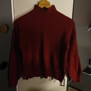 Röd stickad tröja  - Varm och skön stickad tröja.  Använd vid ett par gånger och är i fint skick 🥀