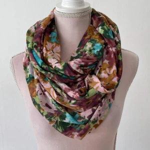 Blommig halsduk - Blommig halsduk från Gina Tricot för 20kr. Aldrig använd. 💕