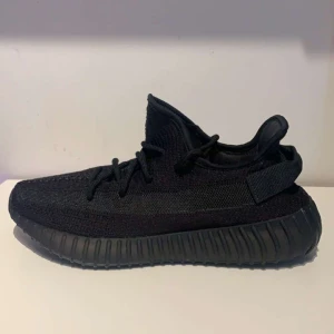 Yeezy 350 Onyx - Sprillans nya Yeezy 350 onyx i storlek 43 1/3. Nypris ca 4500kr, aldrig använda med tags kvar. Bara att skriva vid frågor eller funderingar! :)