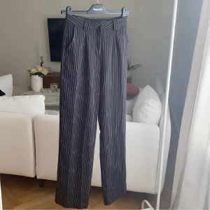 Kostymbyxor perfekt skick - Så snygg passform, perfekt skick! Svala så perfekta för vår/sommar