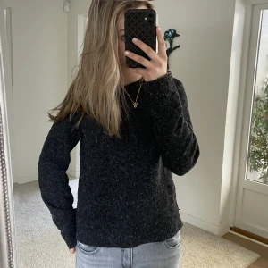 Svartatickad tröja - Svart stickad tröja från Vero Moda säljes. Så fin och passar till allt 💕
