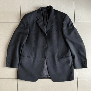Svart oversized kavaj - Svart oversized kavaj köpt second hand. Bra skick. Från Riley, står ej storlek men skulle tippa på ca en M/L.  