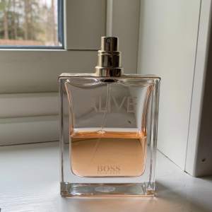 Säljer parfym, Hugo Boss Alive. 80ml men hälften använd alltså 40ml kvar. Korken saknas 