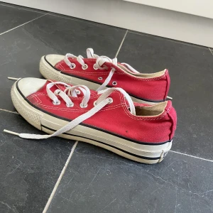 Röda converse - Låga röda converse storlek 36. Coola att ha nu på våren ❤️‍🔥