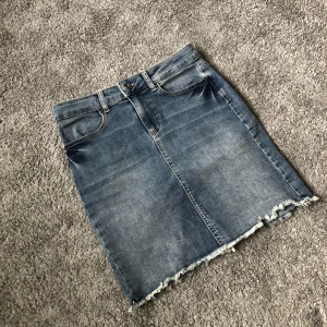 Blå jeanskjol pieces - Blå jeanskjol från pieces, köpt på vero moda. Strl xs i bra skick!💓  (Har en likadan svart i strl s, skriv meddelande om du vill köpa båda för 150kr)