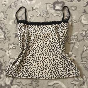 Super fint leopard linne med spetts längst upp!👼🏼har används för att sova i men inga hål eller skador, perfekt till sommaren!