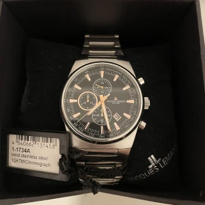 Jacques Lemans 10ATM/Chronograph - Jacques lemans 10ATM klocka i Stainless steal. Urtavlan är självlysande. klockan är inköpt för 1,5 år sen och typ aldrig använd. Kan tänka mig att byta mot något i samma värde eller sälja den.
