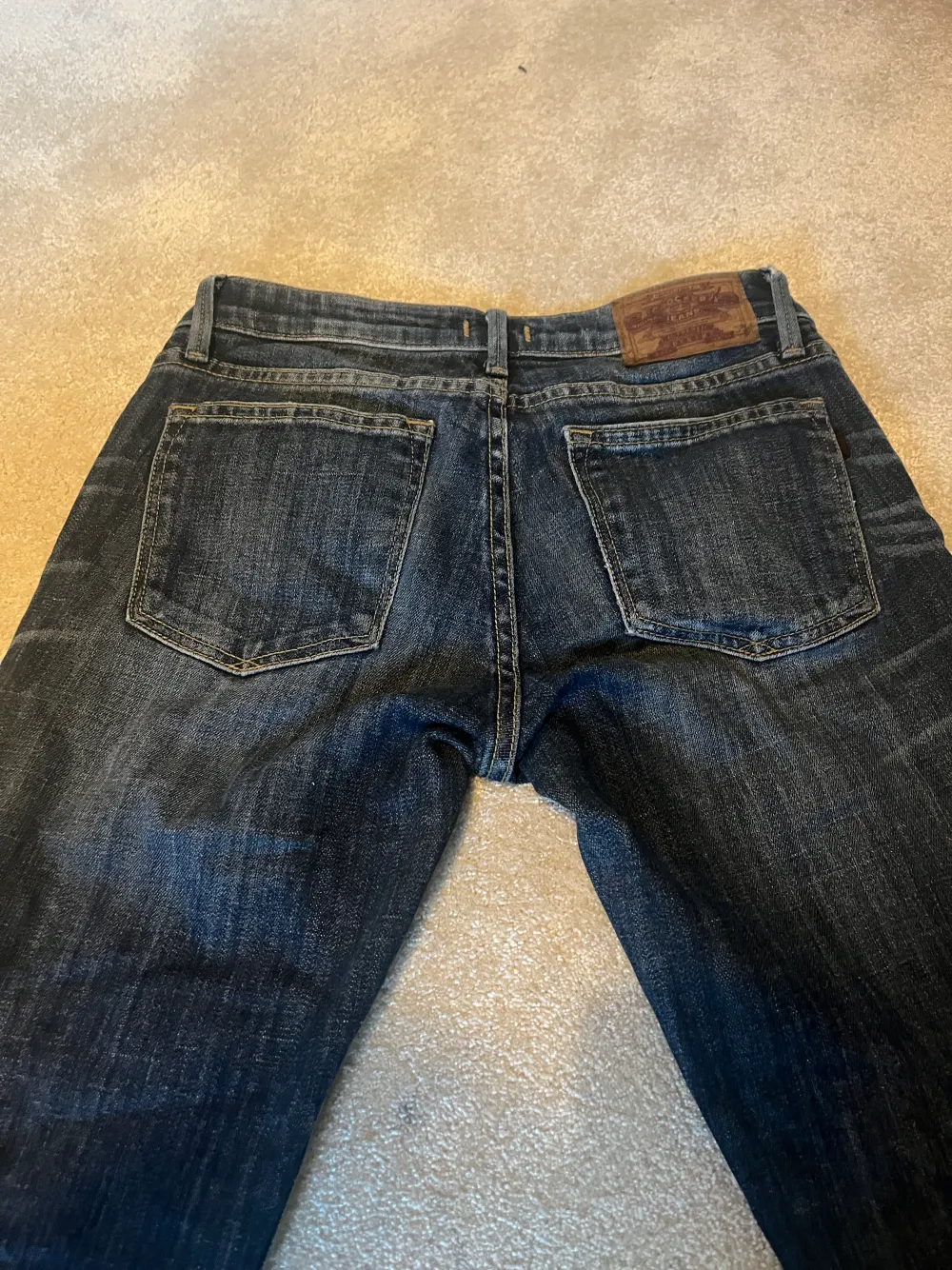 Skitsnygga lågmidjade bootcut jeans från Crocker!. Jeans & Byxor.