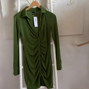 Super snygg grön klänning. Funkar både i sommar men också på fest. Oanvänd. Original pris 399