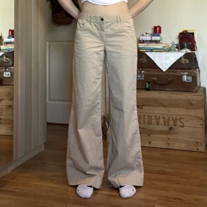 Begia byxor  - Skitsnygga retro lågmidjade byxor från gammla H&M i storlek 40. Midja: 82cm Innerbenslängd: 82cm. Jag är 178cm som referens💘