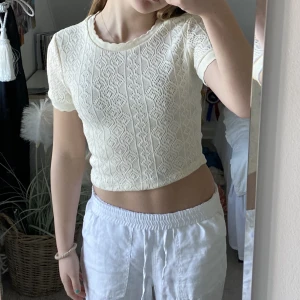 Stickad topp - Använd några få gånger, strl S. Den är lite gul/vit men mestadels vit. Lite see-through, passar väldigt bra till ett par jeans eller en kjol💗