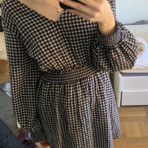 rutig klänning zara  - så snygg! även jätte fin med stickad tröja över. Helt ny