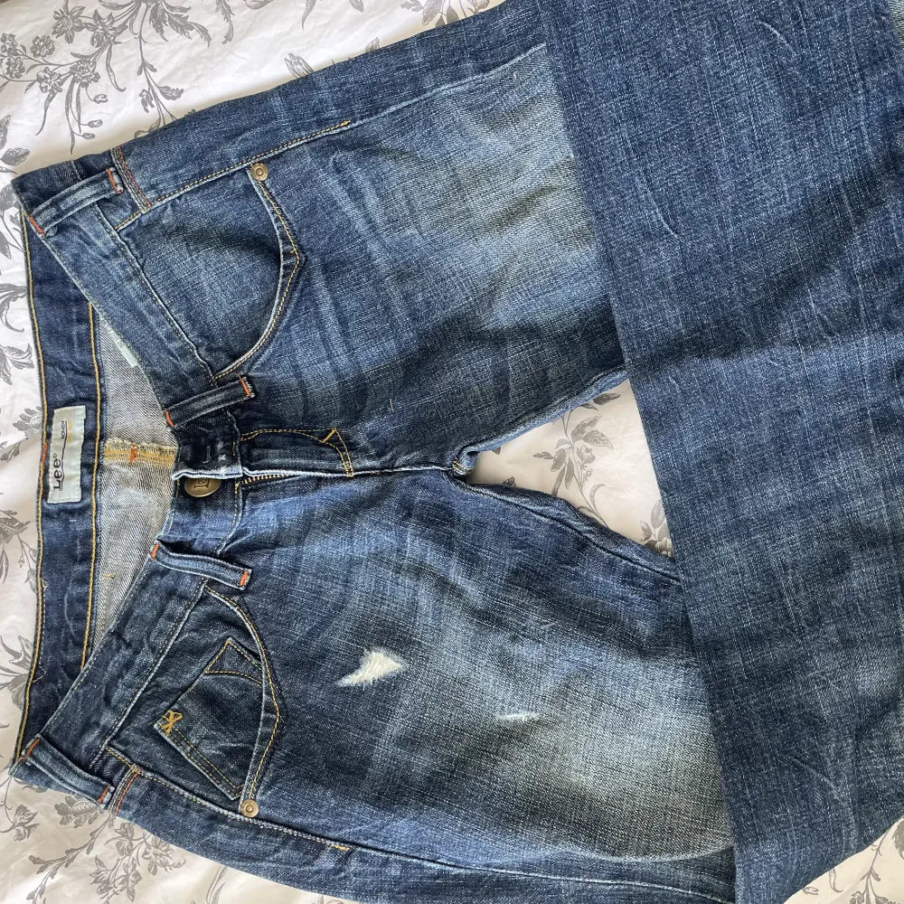Säljer ett par low waist vintage Lee jeans (skinny) Det står ingen strl på dom men jag skulle säga att dom är strl W25 L33. Passar mig som är 162 cm. Jeans & Byxor.