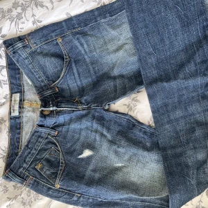 lee jeans - Säljer ett par low waist vintage Lee jeans (skinny) Det står ingen strl på dom men jag skulle säga att dom är strl W25 L33. Passar mig som är 162 cm