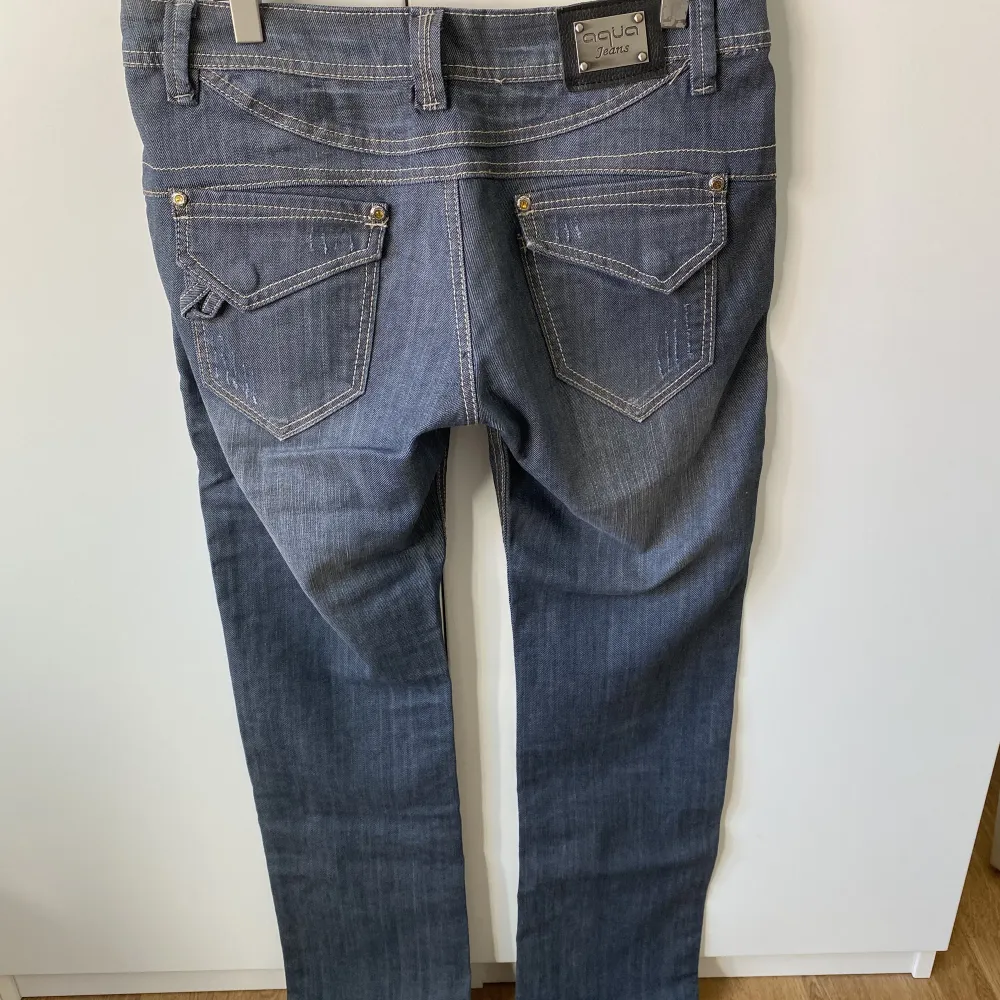 Lågmidjade jeans från Aqua jeans. Säljer då dom är för små för mig. Midjemåttet är ca 82-83 cm och innerbenslängden är ca 82 cm💞. Jeans & Byxor.