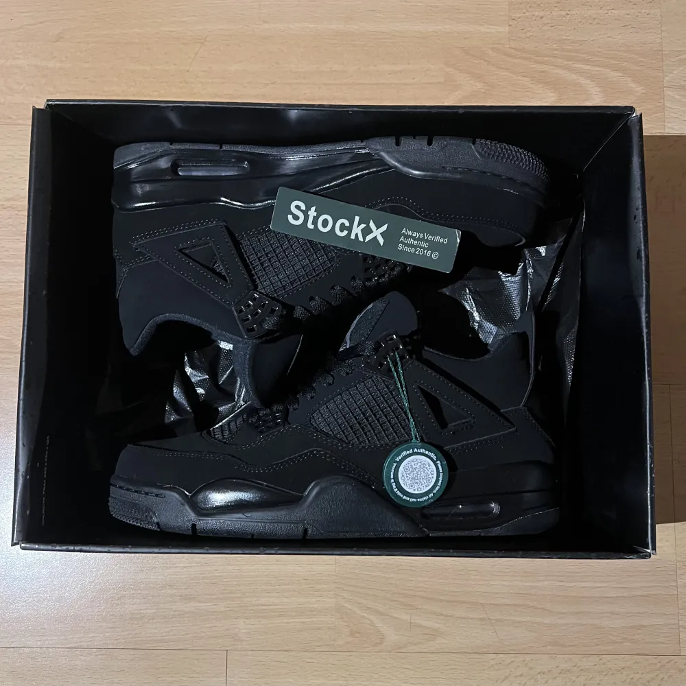 *Använda ett par gånger* Jordan 4 Black Cats (r3p) i hyfsat bra skick, storlek 43. Box, dustbags och StockX certifikationer medföljer.. Skor.