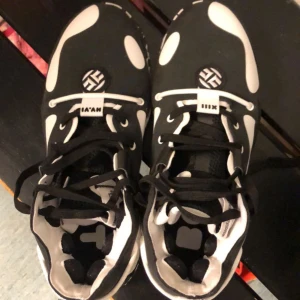 Basket skor  - Ett par svart vita hardens för salu det är super lätta och även sköna. 