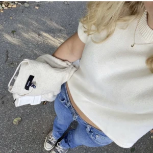 Zara t-shirt - Säljer denna söta t-shirt från zara, buda eller köp direkt för 200💞