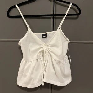 Söt topp - Använd 1 gång, super fint skick. Köpt för någon månad sen, storlek s och tycker de stämmer. Den går att knyta ihop mellan bysten, men funkar även o ha upp knutet. 