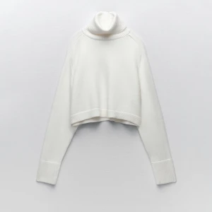 Croppad stickad tröja - Jättesöt sweater från zara. Säljer pga att den är lite liten på mig💕Köptes för 359 kr men säljs inte längre. Pris kan sänkas. Skriv dm för mer info eller bilder☺️