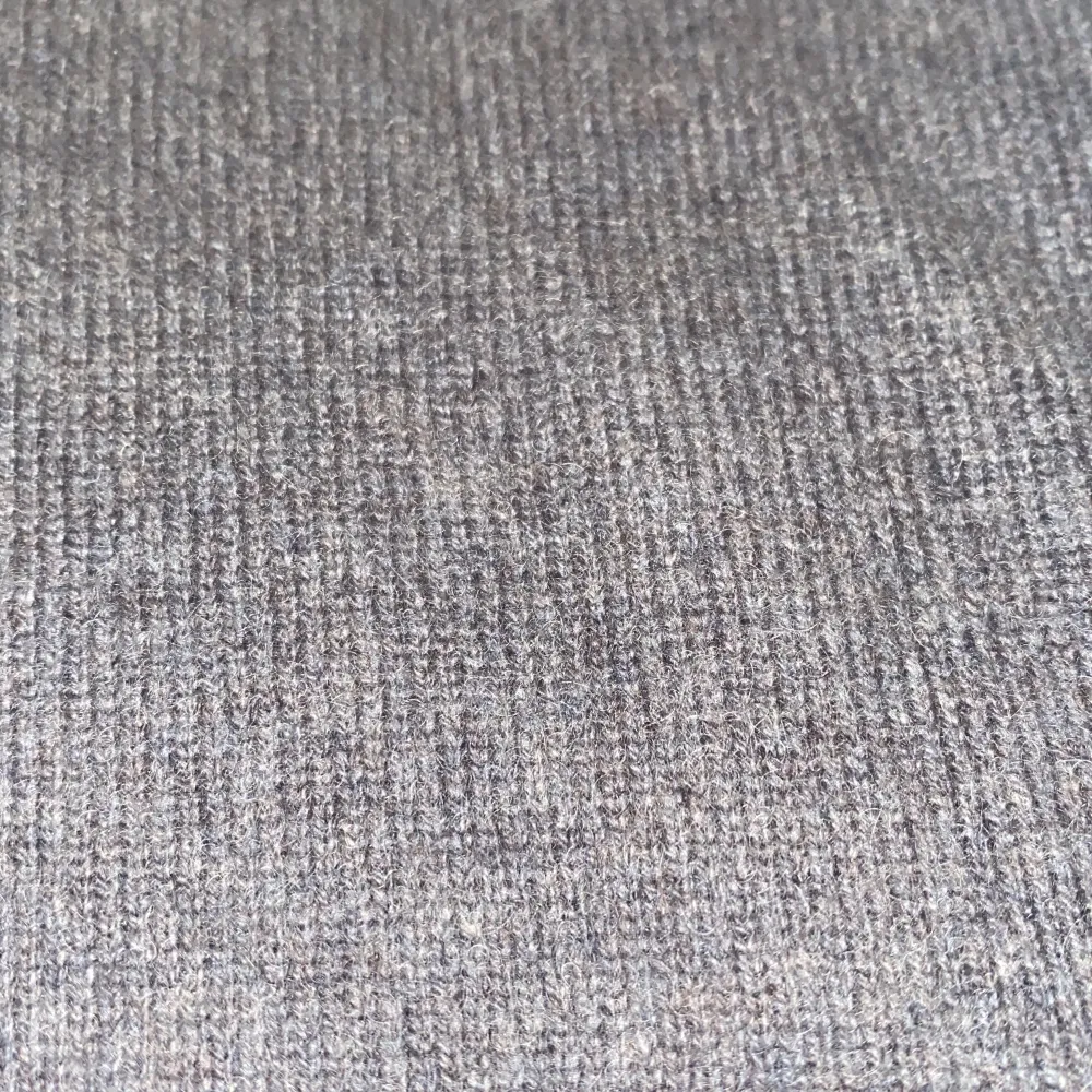En enkel och grå kashmir tröja från en collab mellan uniqlo och jWanderson. Unik och cool samt sparsamt använd. Sitter som en S.. Tröjor & Koftor.
