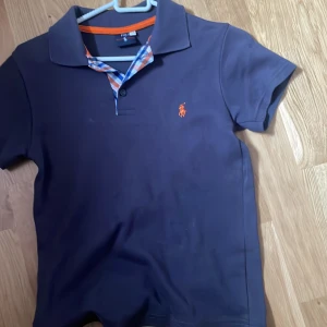 Ralph Laurent piké - Köpt för 1200kr, säljer för 500kr kan få lägre  Säljer då den inte passar