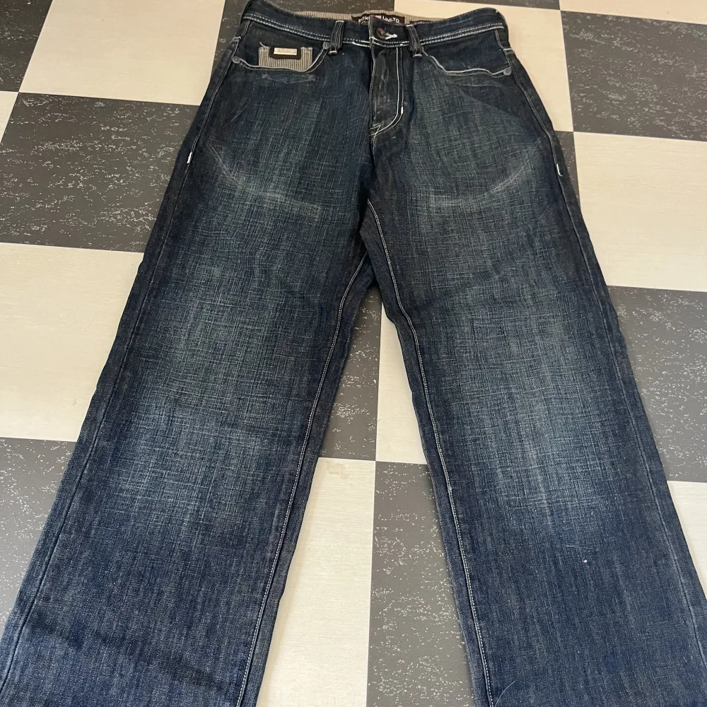 Baggy jeans med brodering på baksidan. Lite skador i slutet av benet dock ser man de knappt  Midja: eu:29 . Jeans & Byxor.