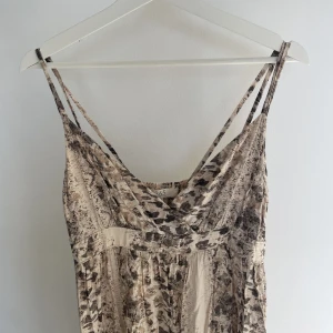 Långklänning - Långklänning storlek s, går ända ner till golvet på mig som är 160cm💕