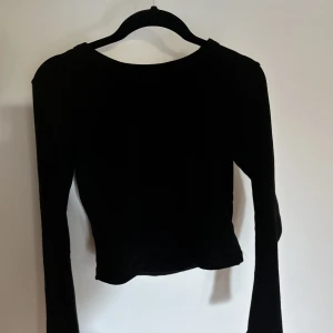 långarmad tröja - En långärmad t-shirt i lite tjockare material. Den är super skön, men jag får inte användning av den då jag har en annan jag hellre har på mig. Nypris: 229 kr, använd max 5 tillfällen.