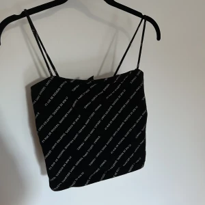 gina linne - Tajt linne med snygg text på. Mönstret finns ej längre kvar på hemsidan. Får tyvärr ingen användning av det längre. Nypris: 100 kr. 