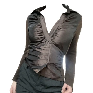 Topp med knyte  - PLAGG: Topp med knyte  BESKRIVNING: Framsida och band i nylon, resten i ull. Kan knytas bak eller fram.                      MÄRKE: sellpy                                         MATERIAL: nylon och ullblandning                          SKICK: Bra skick  