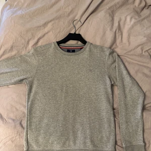 Gant tröja - Gant tröja som inte är min stil längre och den hänger bara i garderoben. Köpt i butik Skriv för mer bilder☺️
